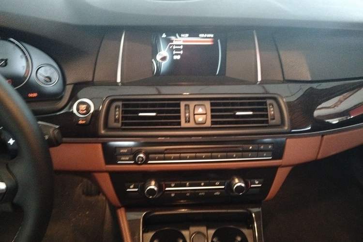 Used BMW 5 Series 2014 525Li Leading Model Audio And AC Panel