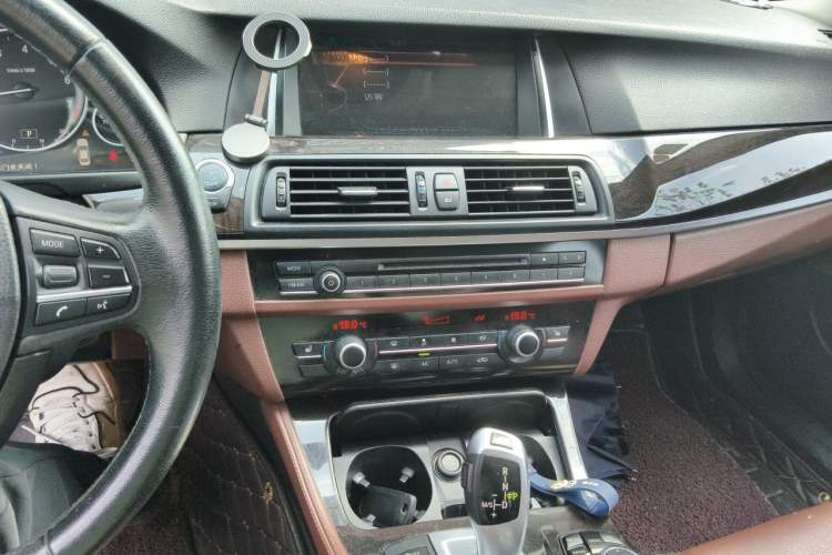 Used BMW 5 Series 2014 525Li Leading Model Audio And AC Panel