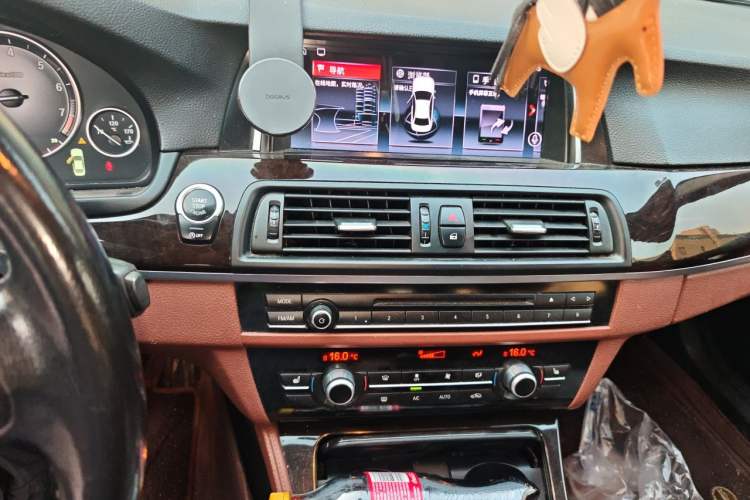 Used BMW 5 Series 2014 525Li Leading Model Audio And AC Panel