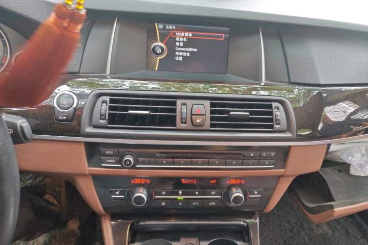 Used BMW 5 Series 2014 525Li Leading Model Audio And AC Panel