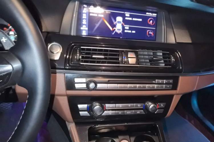 Used BMW 5 Series 2014 520i Elegant Edition Audio And AC Panel