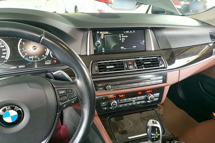 Used BMW 5 Series 2014 535Li Leading Model Center Console