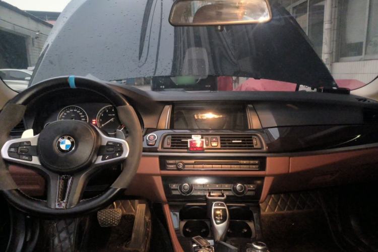 Used BMW 5 Series 2014 520i Touring Edition Center Console