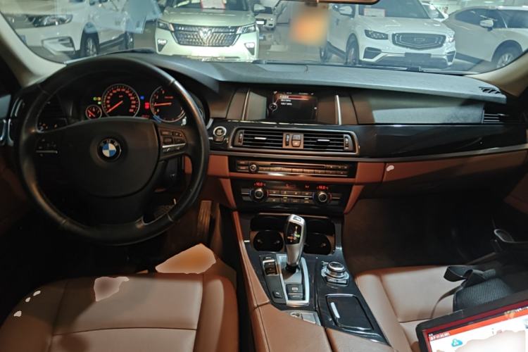 Used BMW 5 Series 2014 520Li Elegant Model Center Console
