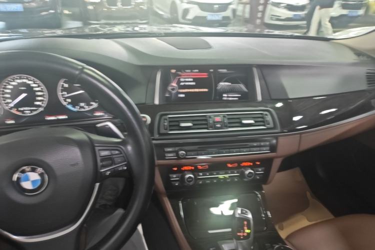 Used BMW 5 Series 2014 535Li Leading Model Center Console