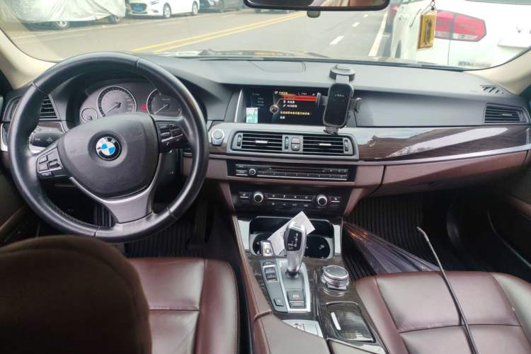 Used BMW 5 Series 2014 525Li Luxury Design Package Center Console