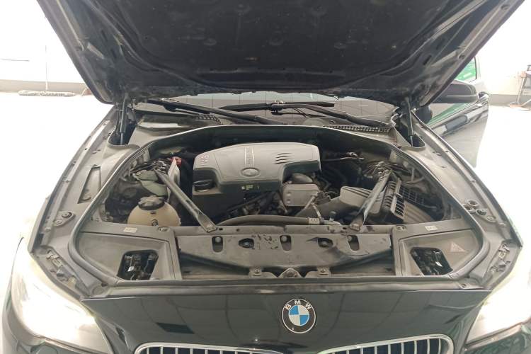 Used BMW 5 Series 2014 520Li Elegant Model Engine Bay