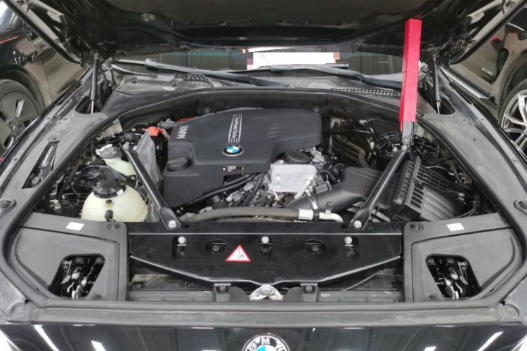Used BMW 5 Series 2014 525Li Leading Model Engine Bay