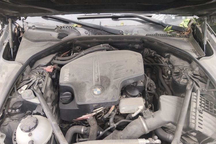 Used BMW 5 Series 2014 525Li Leading Model Engine Bay