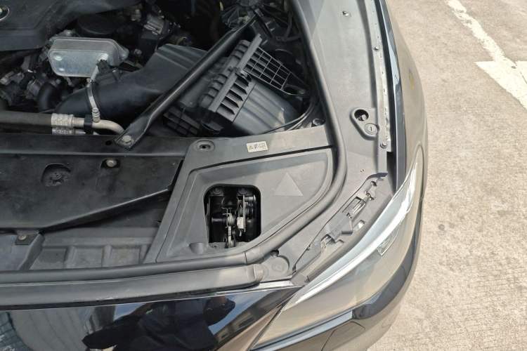 Used BMW 5 Series 2014 520Li Elegant Model Engine Bay Left