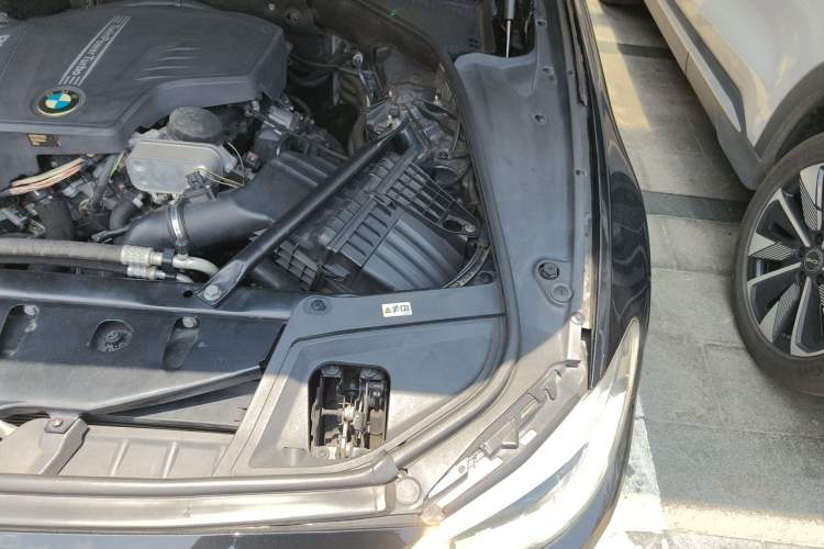 Used BMW 5 Series 2014 528Li xDrive Premium Edition Engine Bay Left