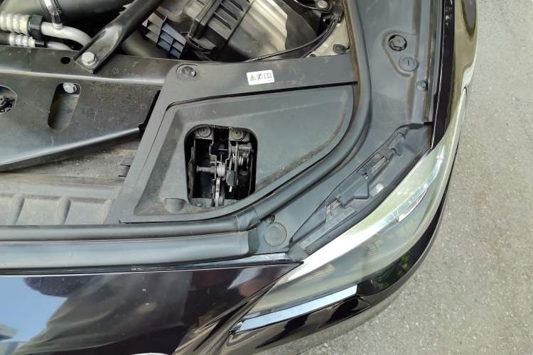 Used BMW 5 Series 2014 520Li Elegant Model Engine Bay Left
