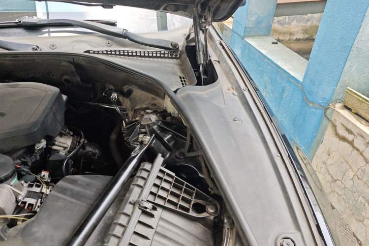 Used BMW 5 Series 2014 520Li Elegant Model Engine Bay Left