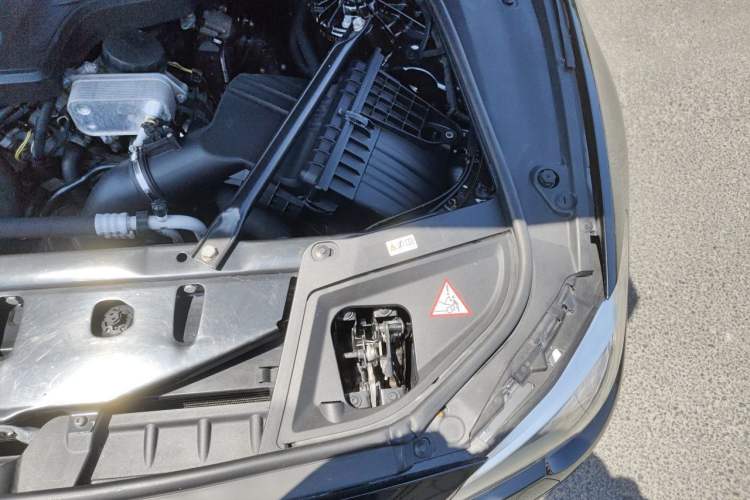Used BMW 5 Series 2014 525Li Fashion Design Package Engine Bay Left