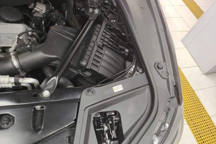 Used BMW 5 Series 2014 525Li Luxury Design Package Engine Bay Left