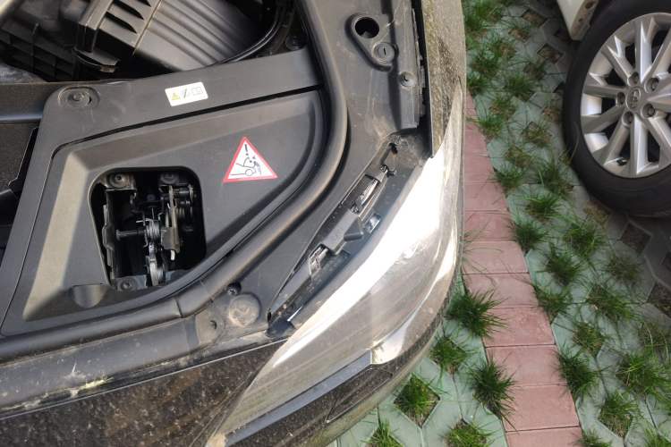 Used BMW 5 Series 2014 520Li Elegant Model Engine Bay Left