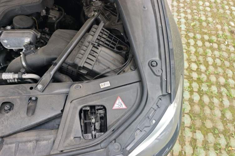 Used BMW 5 Series 2014 520Li Elegant Model Engine Bay Left