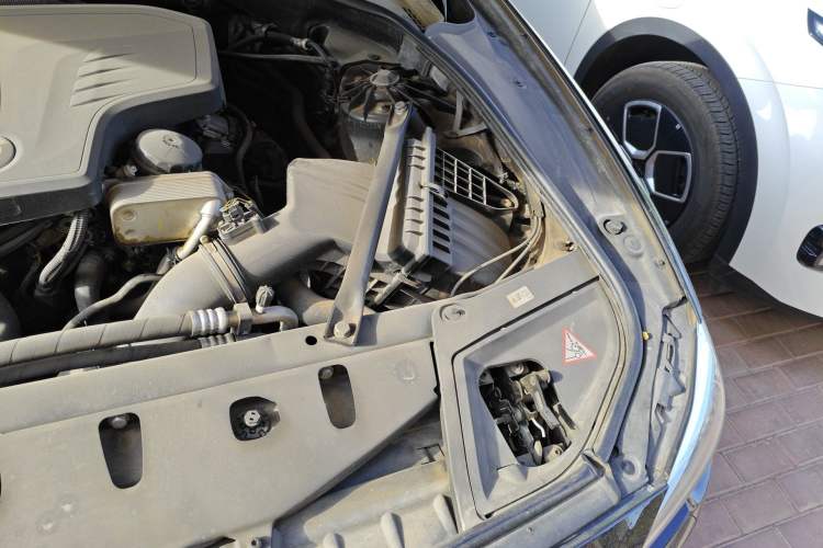 Used BMW 5 Series 2014 520Li Elegant Model Engine Bay Left