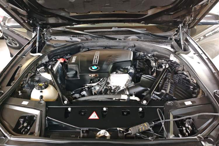 Used BMW 5 Series 2014 525Li Leading Model Engine Bay