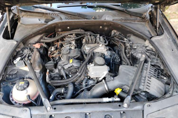 Used BMW 5 Series 2014 525Li Leading Model Engine Bay