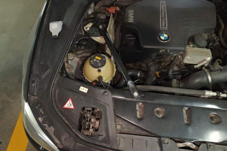 Used BMW 5 Series 2014 520Li Elegant Model Engine Bay Right