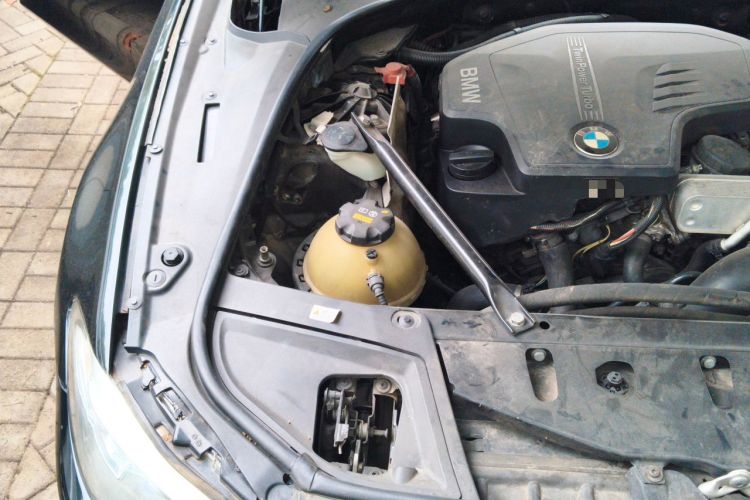 Used BMW 5 Series 2014 525Li Leading Model Engine Bay Right