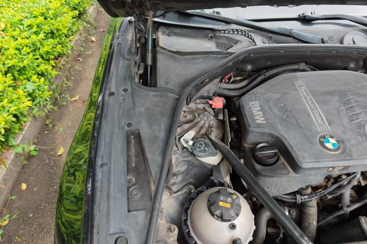 Used BMW 5 Series 2014 525Li Leading Model Engine Bay Right
