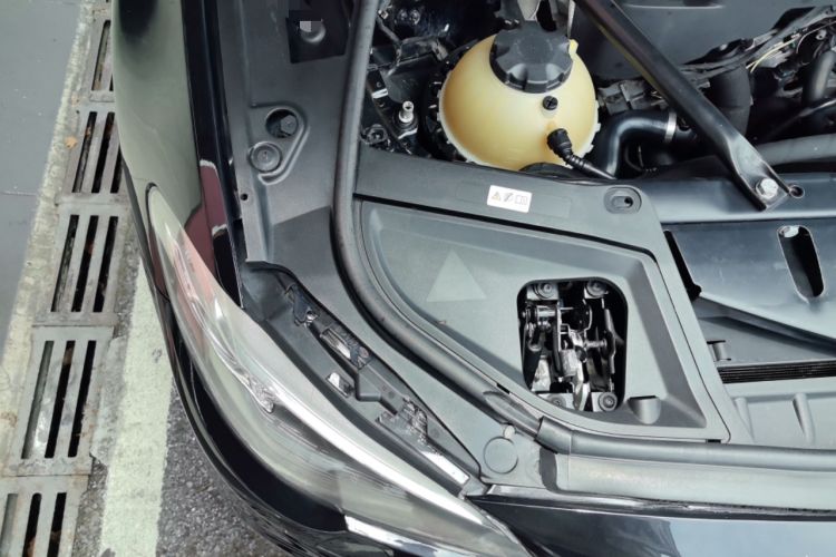 Used BMW 5 Series 2014 525Li Leading Model Engine Bay Right