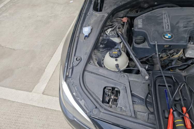 Used BMW 5 Series 2014 520Li Elegant Model Engine Bay Right