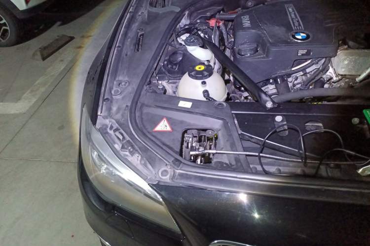 Used BMW 5 Series 2014 525Li Luxury Design Package Engine Bay Right
