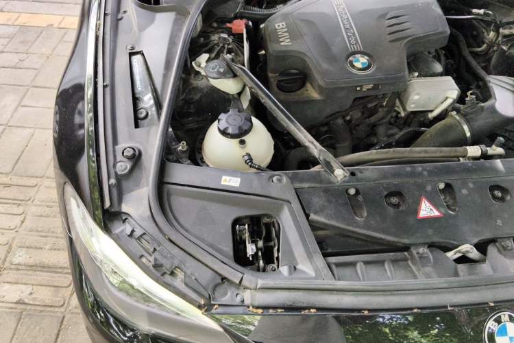 Used BMW 5 Series 2014 525Li Leading Model Engine Bay Right