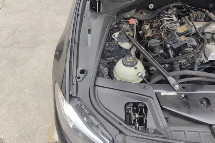 Used BMW 5 Series 2014 520Li Elegant Model Engine Bay Right