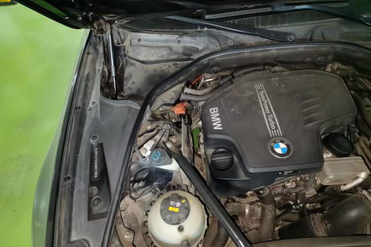 Used BMW 5 Series 2014 525Li Luxury Design Package Engine Bay Right