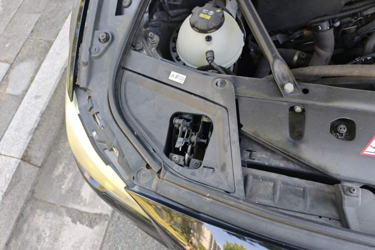 Used BMW 5 Series 2014 525Li Leading Model Engine Bay Right