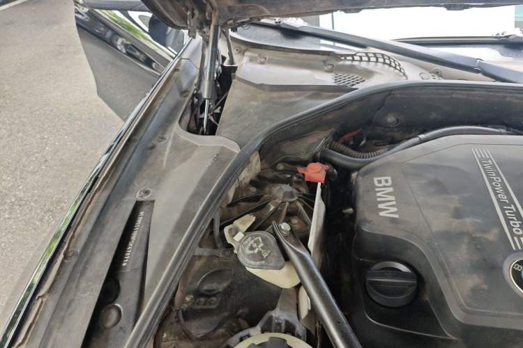 Used BMW 5 Series 2014 520Li Elegant Model Engine Bay Right
