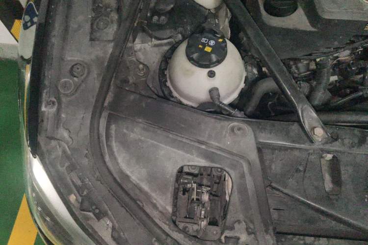 Used BMW 5 Series 2014 520Li Elegant Model Engine Bay Right