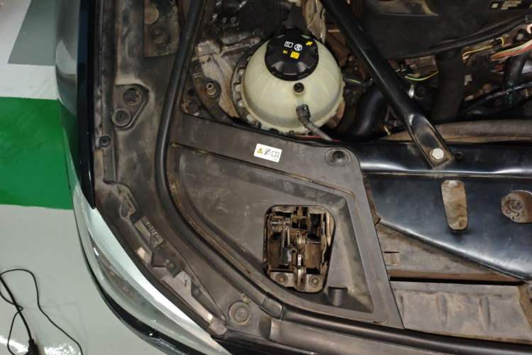 Used BMW 5 Series 2014 525Li Luxury Design Package Engine Bay Right