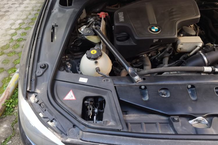 Used BMW 5 Series 2014 525Li Luxury Design Package Engine Bay Right
