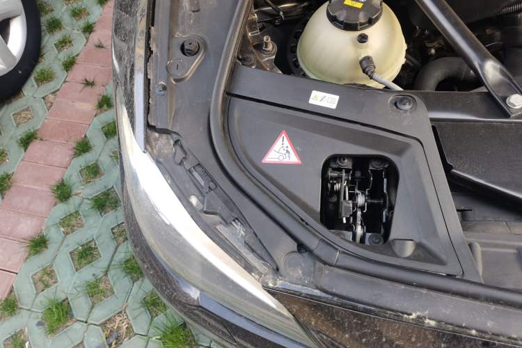 Used BMW 5 Series 2014 520Li Elegant Model Engine Bay Right