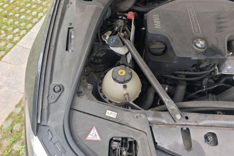 Used BMW 5 Series 2014 520Li Elegant Model Engine Bay Right