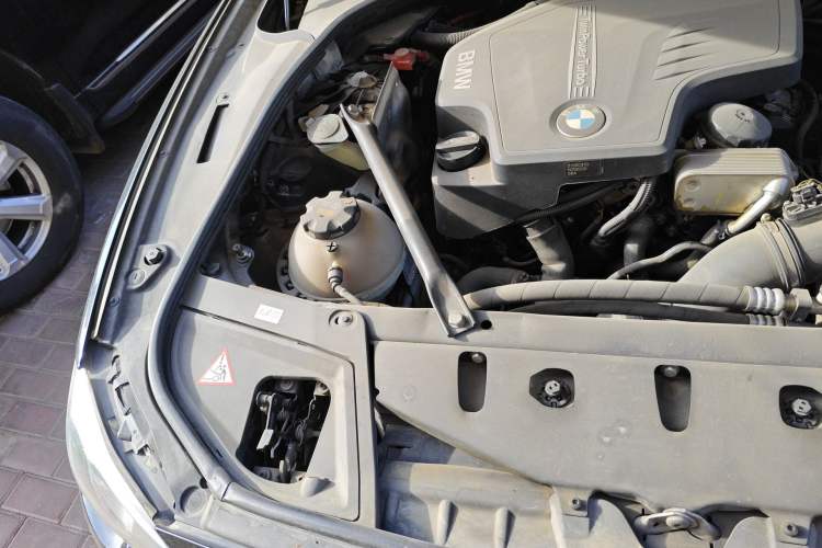 Used BMW 5 Series 2014 520Li Elegant Model Engine Bay Right