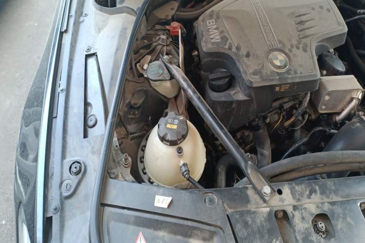 Used BMW 5 Series 2014 525Li Leading Model Engine Bay Right