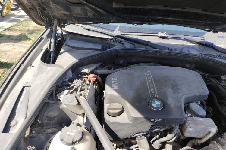 Used BMW 5 Series 2014 520Li Elegant Model Engine Bay Right
