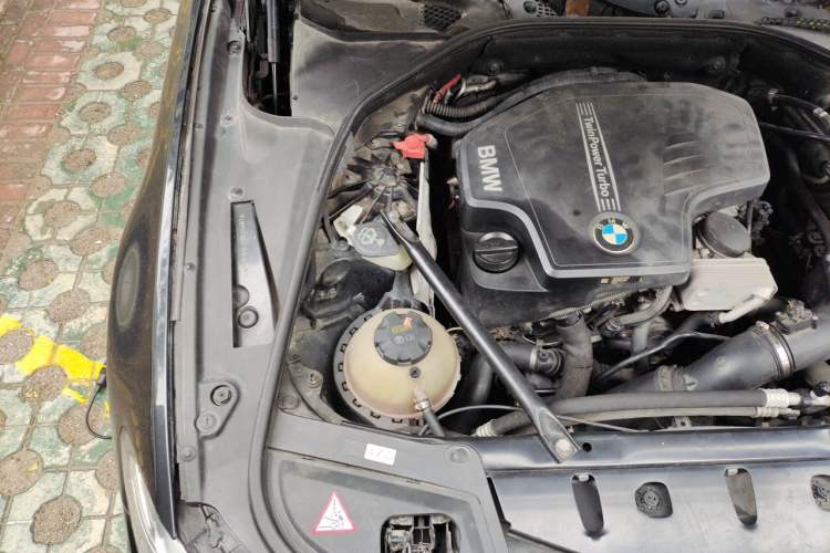 Used BMW 5 Series 2014 520Li Elegant Model Engine Bay Right