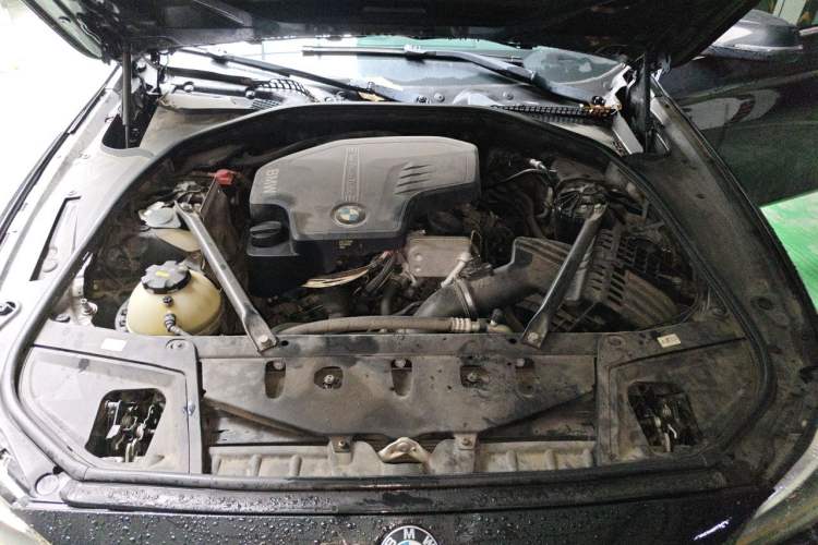 Used BMW 5 Series 2014 525Li Leading Model Engine Bay