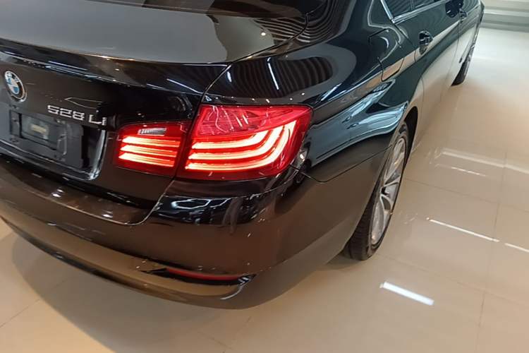 Used BMW 5 Series 2014 528Li xDrive Premium Edition Exterior 3