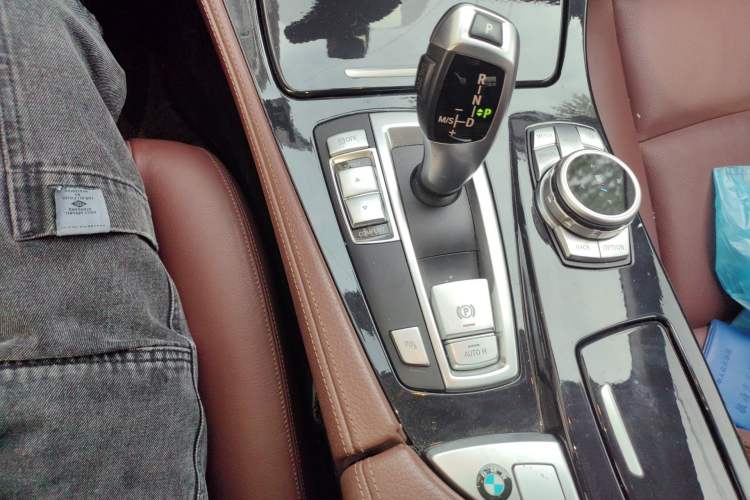 Used BMW 5 Series 2014 520i Elegant Edition Gear Lever