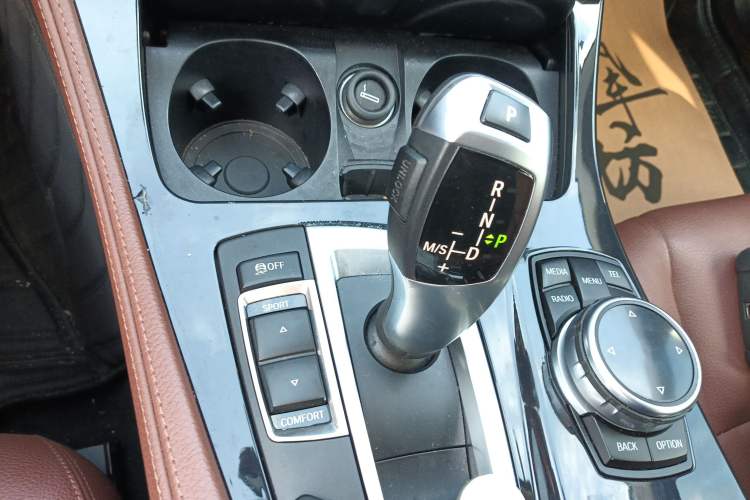 Used BMW 5 Series 2014 520i Touring Edition Gear Lever