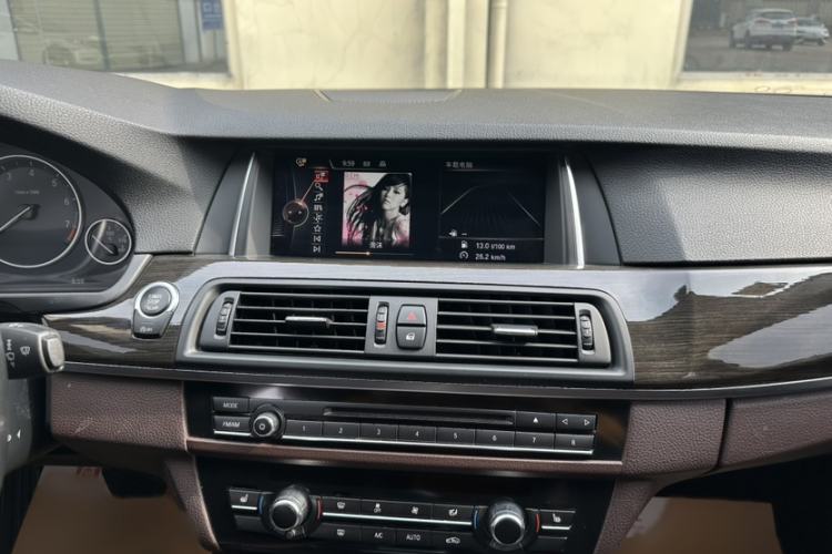 Used BMW 5 Series 2014 525Li Luxury Design Package Interior 3