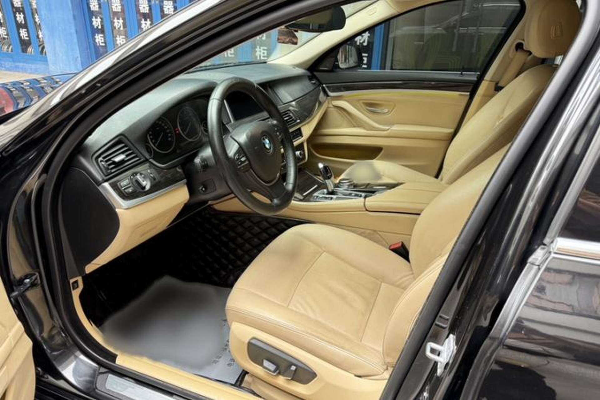 Used BMW 5 Series 2014 525Li Luxury Design Package Interior 4